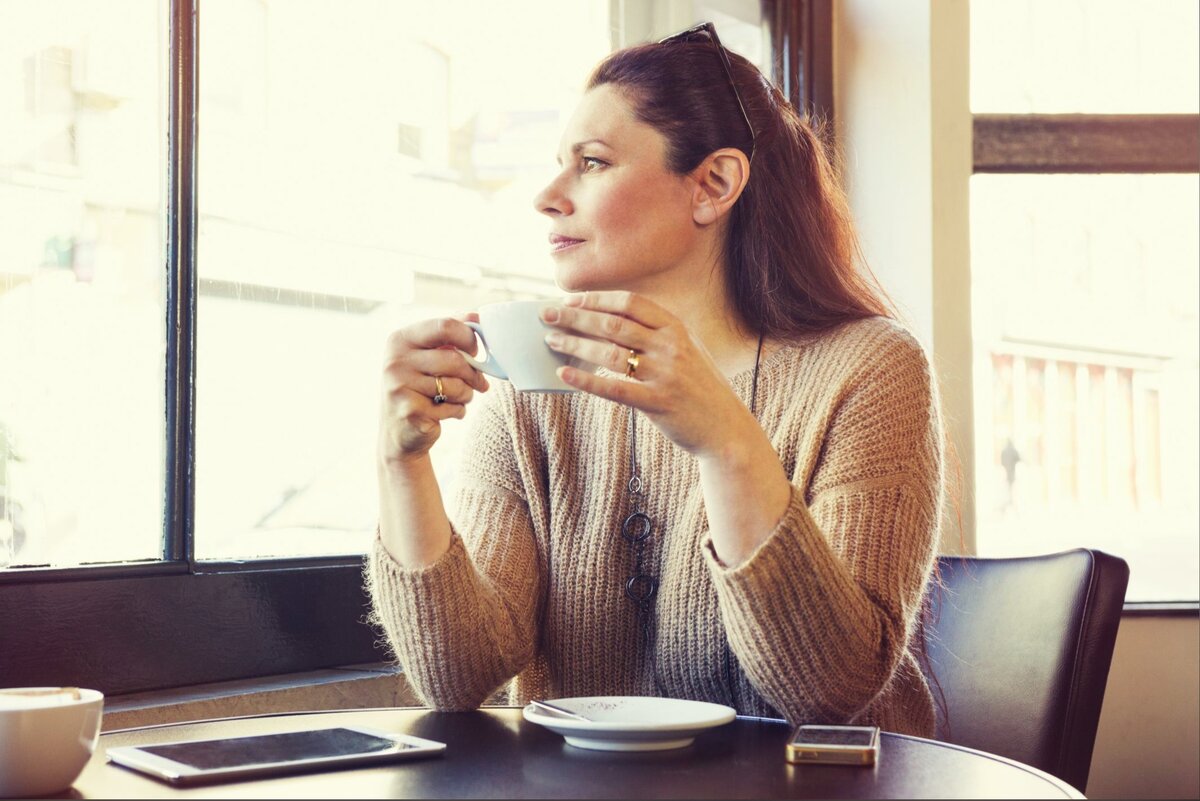 Попит возраст. Женщина с чашкой кофе. Задумчивая женщина. Женщина с чашкой чая. Женщина пьет кофе.