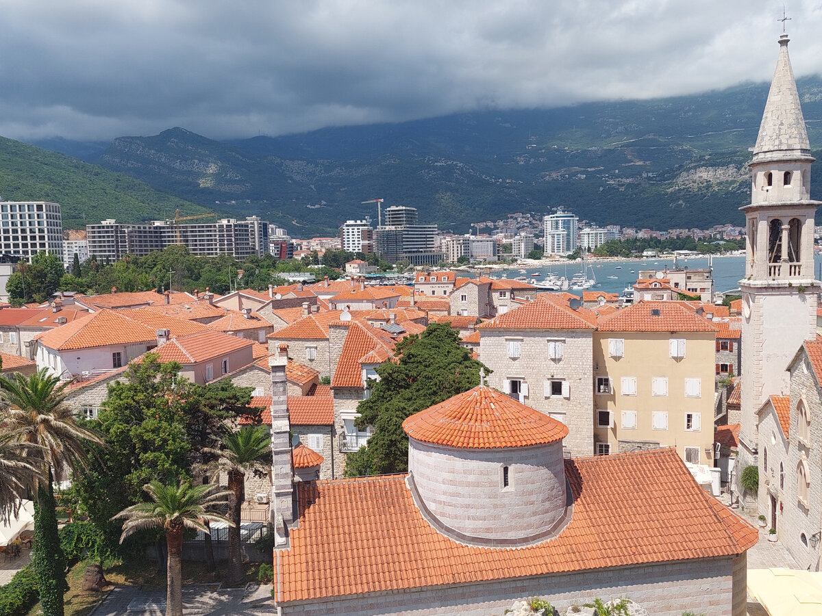 Мы жили в Будве и имели возможность каждый вечер гулять по старому городу