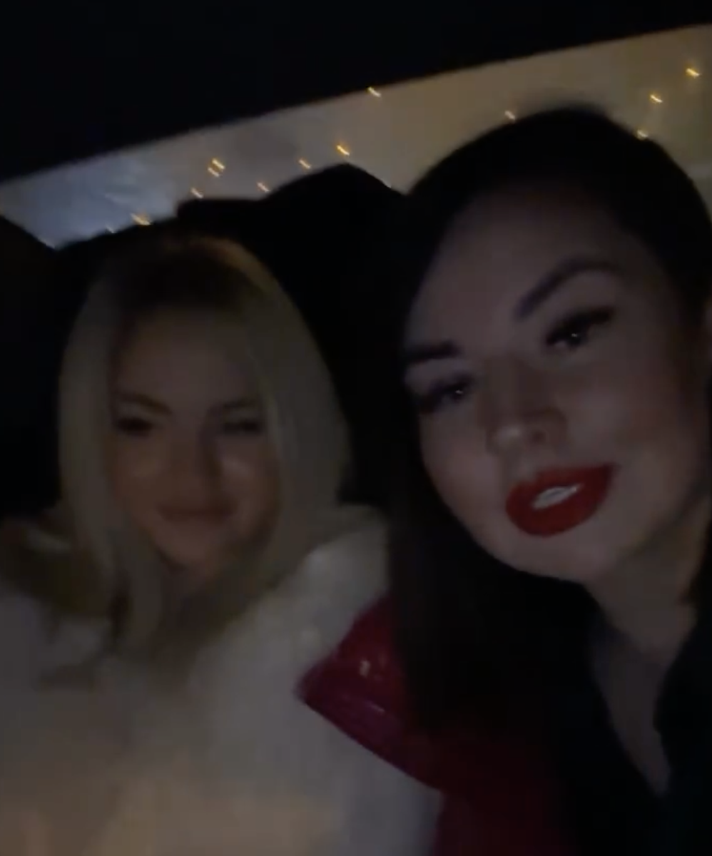 А уж насколько старательно держала себя в руках Элинка