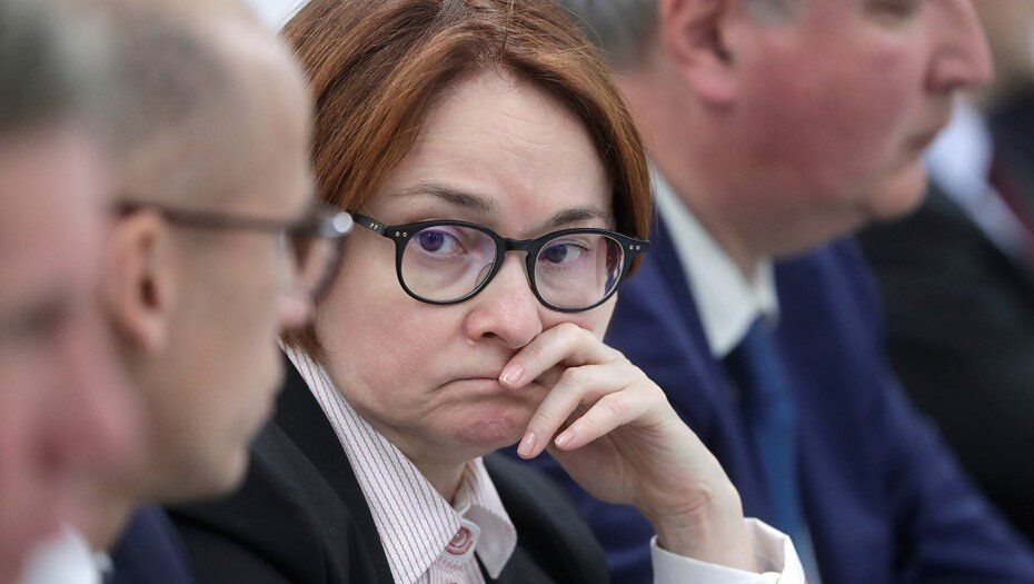 Конечно же, в ЦБ прекрасно знали, что люди на панике побегут покупать. Но что поделать — чтобы решение начало работать, нужно время. Эльвира Набиуллина уже признавалась, что надо было начать повышение ключевой ставки еще весной. 