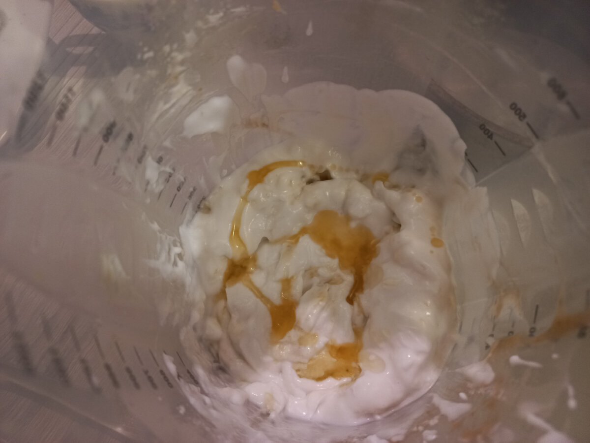 Банан,гуща кокосового молока,сироп топинамбура.