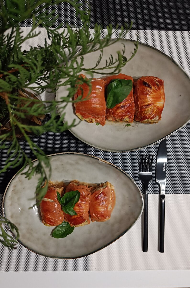 Украсила листиками базилика. Несмотря на то, что листья пекинской капусты обдала кипятком, они остались хрустящими даже после запекания.