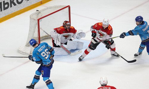 Шайба брошенная вдоль. Задачи с наклонной плоскостью. Шайба после удара в точке а скользит вверх по наклонной плоскости. Шайба брошенная вдоль. Вдоль наклонной плоскости.