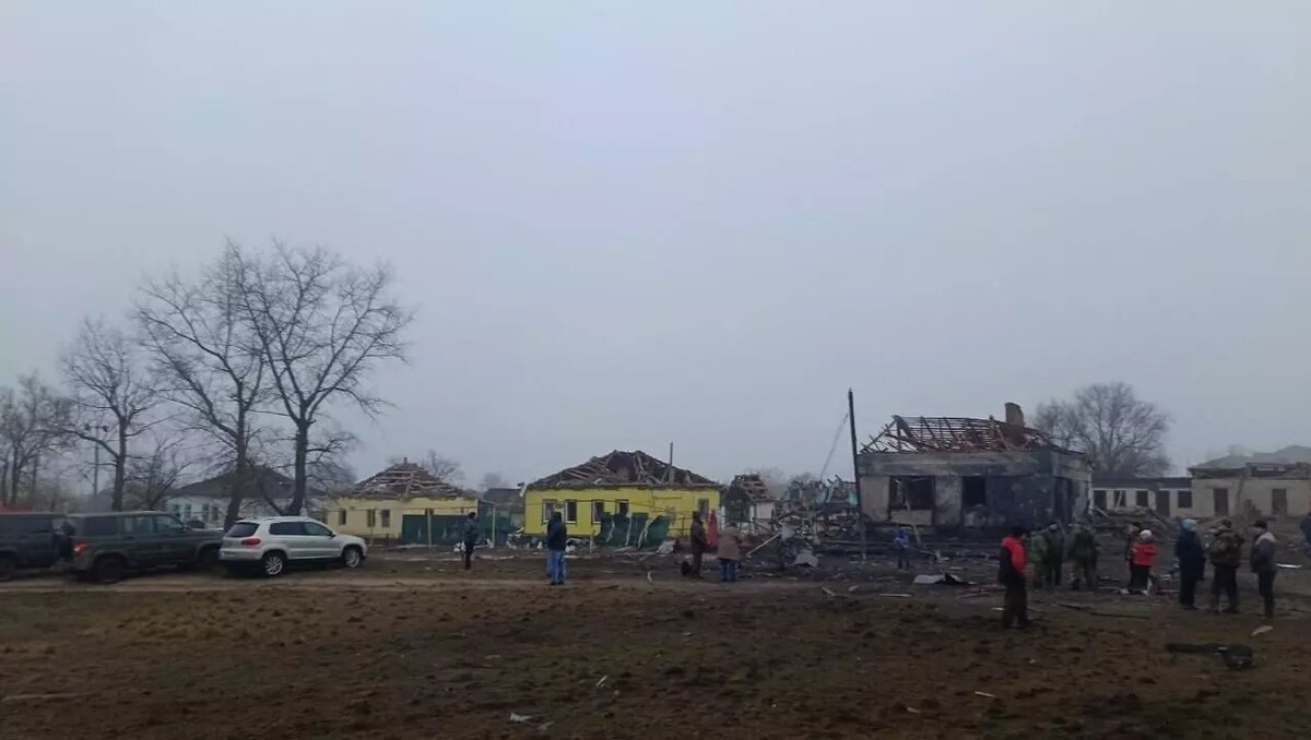     В воронежском селе Петропавловка сегодня утром прогремел мощный взрыв. Очевидцы публикуют видео в соцсетях, на которых продемонстрированы масштабы разрушений — повреждено множество домов. На кадрах также можно заметить воронку. Губернатор Александр Гусев заявил об аварийном сходе боеприпаса.