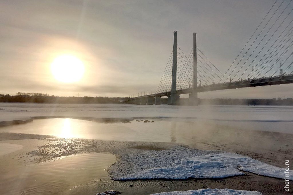    На льду образовался толстый слой снега, он действует как покрывало: лёд под ним не намерзает, несмотря на сильный мороз.
