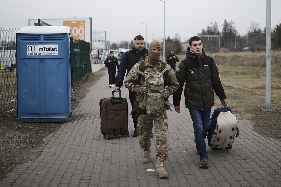 На польской границе — стоят огромные очереди, где без справки из военкоматов, через кордон уже не выпускают украинских мужчин 