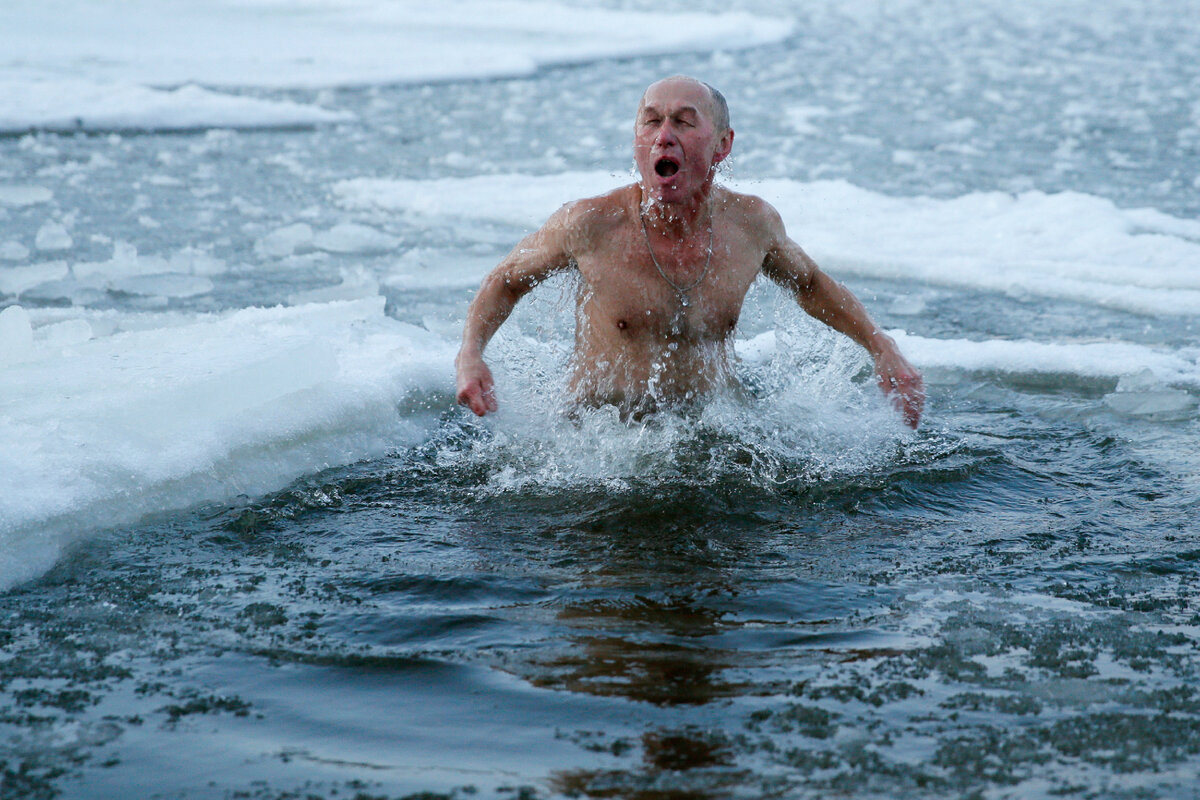Холодная вода слушать. Купаться в холодной воде. Человек в холодной воде. Люди купаются в холодной воде. Купание вхолодгой воде.
