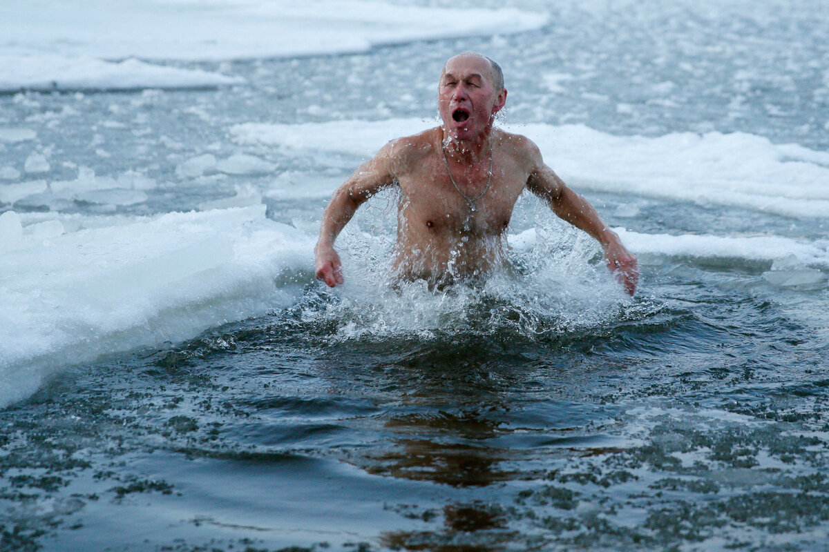 20 минут в холодной воде. Купаться в холодной воде. Человек в холодной воде. Люди купаются в холодной воде. Купание вхолодгой воде.