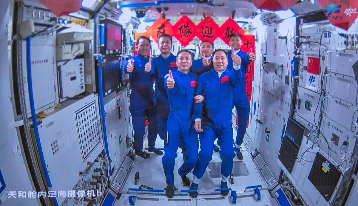 Пересменка экипажей на Китайской космической станции 30 мая 2023. На фото тайконавты: Фэй Цзюньлу, Дэн Цинмин, Чжан Лу, Цзин Хайпэн, Чжу Янчжу, Гуй Хайчао.