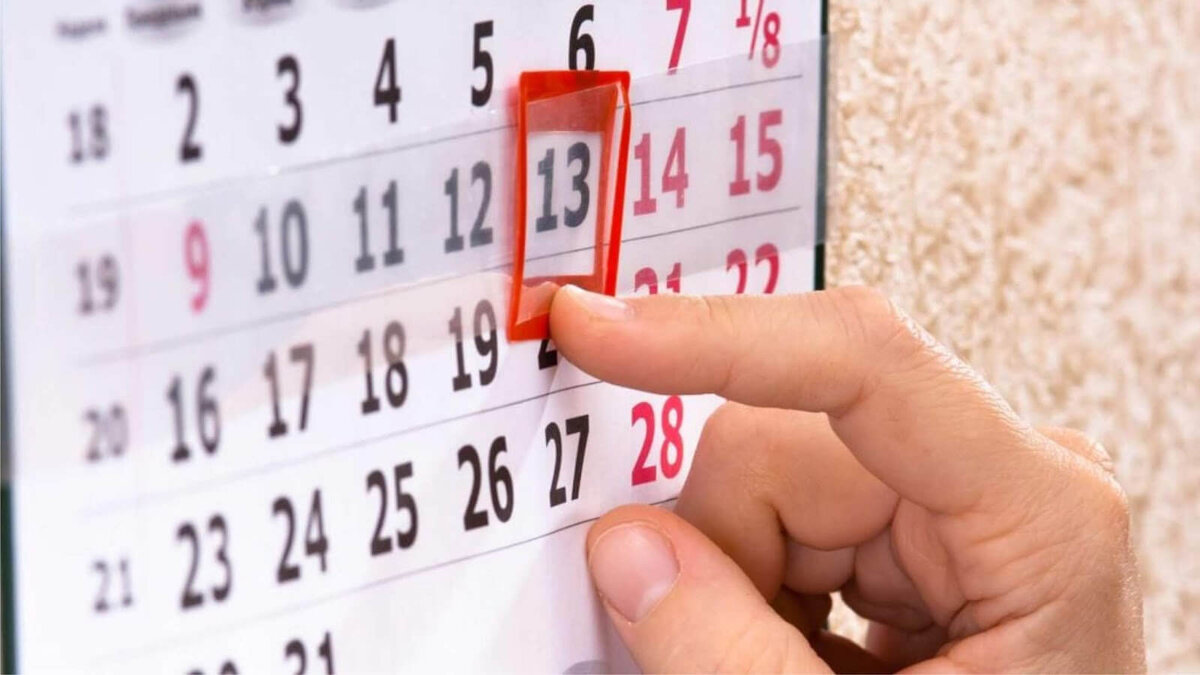 Отпуск в беларуси 2024. Девушка перелистывает календарь. Переносы рабочих дней в 2023 году в Беларуси. Перенос рабочих дней. Перенос выходных в 2023.
