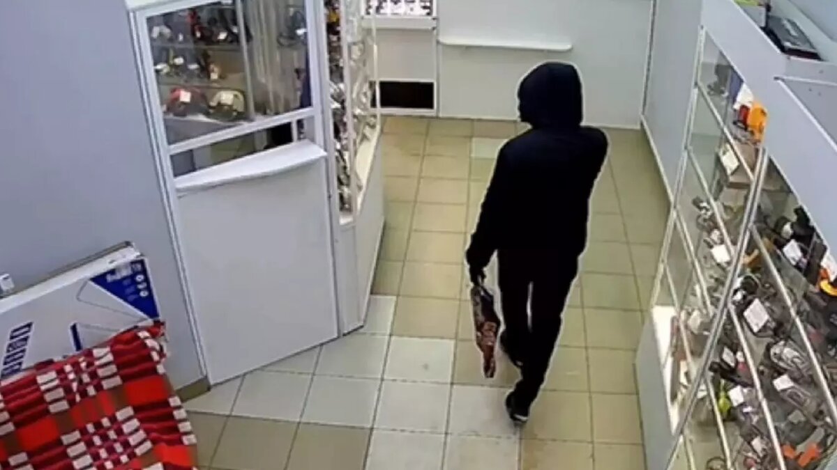     В дежурную часть отдела полиции №2, который находится в Октябрьском районе Ижевска, продавец ломбарда обратился с информацией о грабеже. Неизвестный посетитель разбил стекло витрины и украл девять золотых цепочек. Ущерб составил около 150 тысяч рублей.