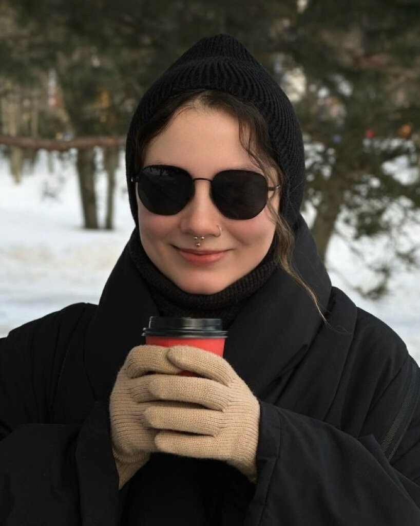 Тут я отморозила себе всё лицо, но стараюсь не подавать виду. А щёки-то какие красные, и никаких румян, всё натуральное))