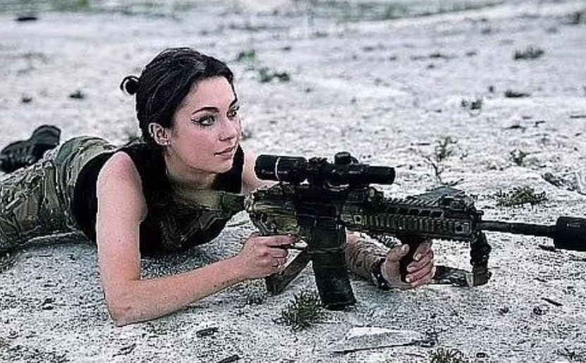 По имеющимся данным, г-жа Мельничук провела последние 18 месяцев, работая волонтером на Украине в качестве медицинского и оперативного сотрудника © Из личного архива