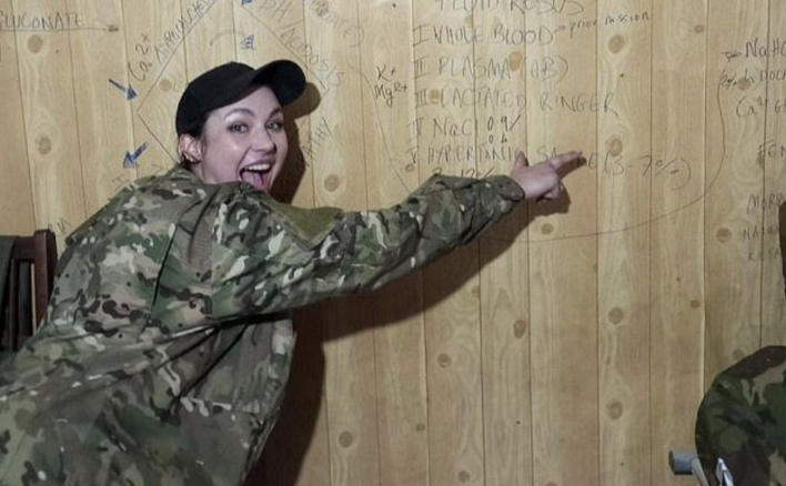 Г-жа Мельничук сказала, что задача её подразделения - оказывать помощь медикам на местах в ремонте оборудования, транспортных средств и топлива. Ну, ещё немножко с оружием позировать в интересных позах © Из личного архива