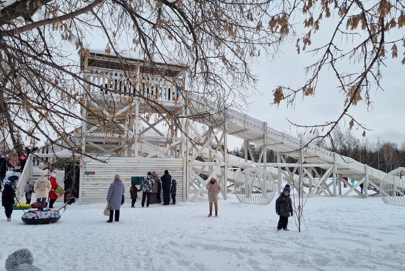 В парке Горького зимой работает одна из самых высоких в городе горок для катания с ватрушек. Фото: Мария Барт / Яндекс Карты