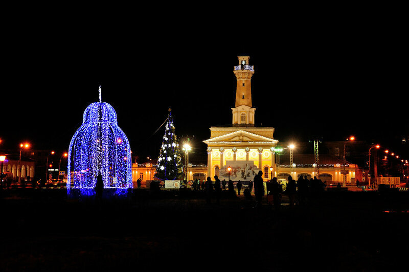 В новогоднюю ночь на Сусанинской площади в Костроме запланированы световое шоу и концерт творческих коллективов. Фото: Михаил Ш. / Яндекс Карты