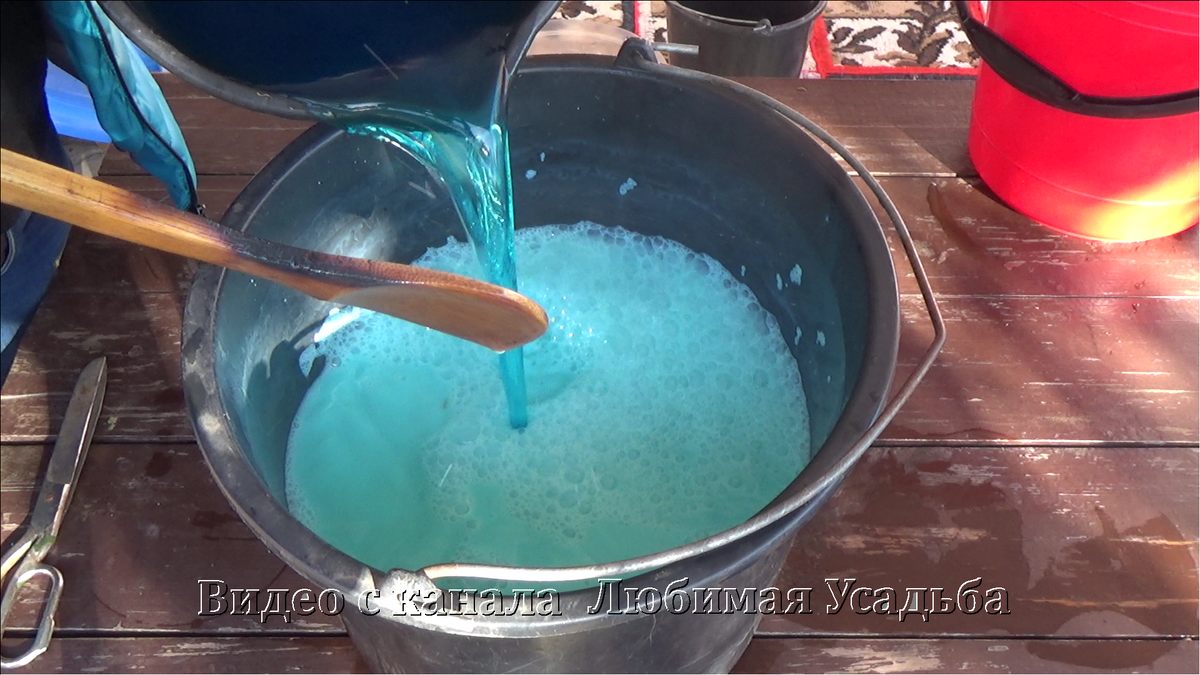 Именно в пластикловых ведрах я развожу медьсодержащие растворы для обработки сада и овощей