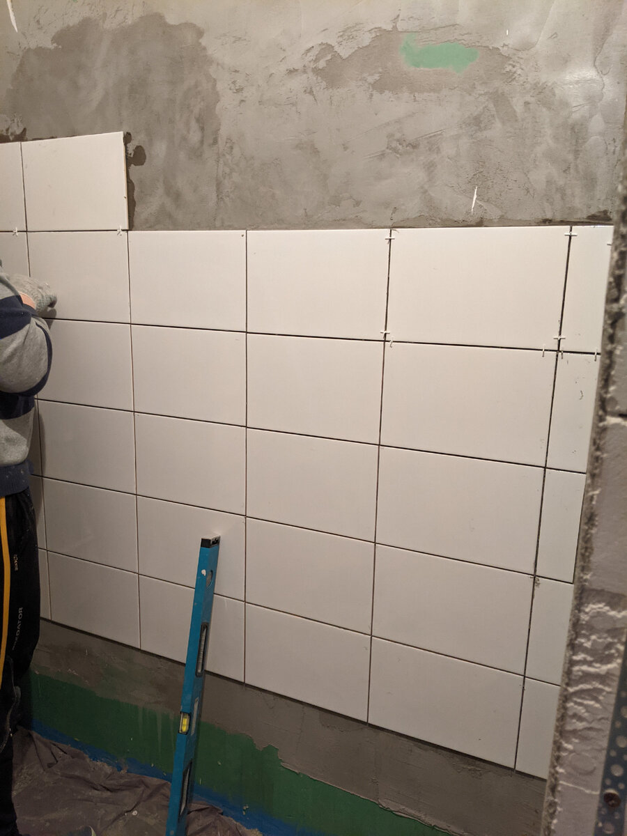 Муж работает над самой большой стеной