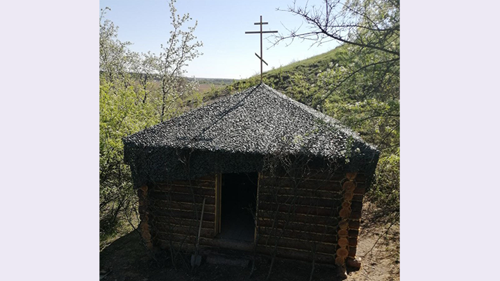 ОТЕЦ СЕРГИЙ СЛУЖИТ В ПОЛЕВОЙ ЧАСОВНЕ. ФОТО: ИЗ ЛИЧНОГО АРХИВА О. СЕРГИЯ.