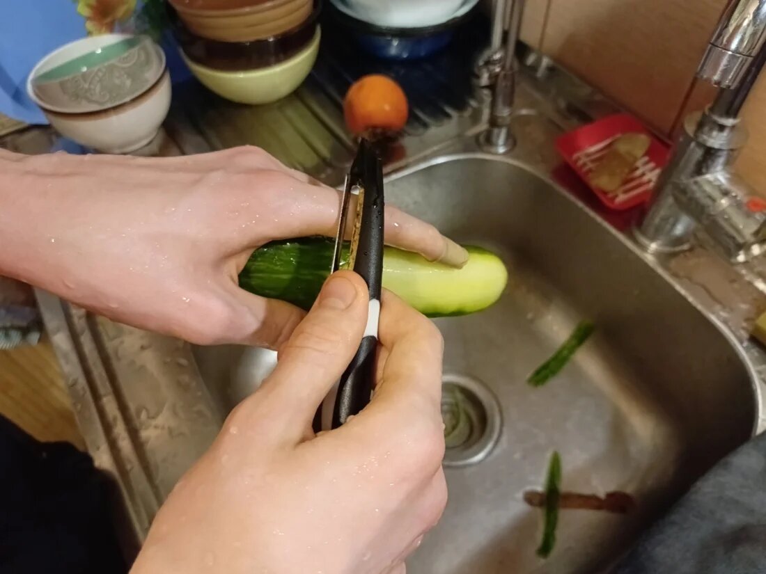 Овощечистка может травмировать верхний слой эпидермиса