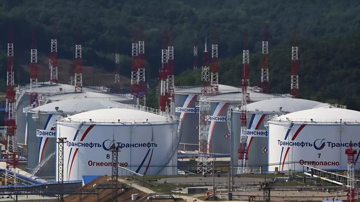     С 1 января экспортная пошлина на российскую нефть обнулилась. Это значит, что нефтяные компании увеличат продажи топлива за рубеж. Для российского потребителя эта новость ничего хорошего не сулит — бензин и дизель будут дорожать. Неужели будущей весной повторится ситуация 2023 года?