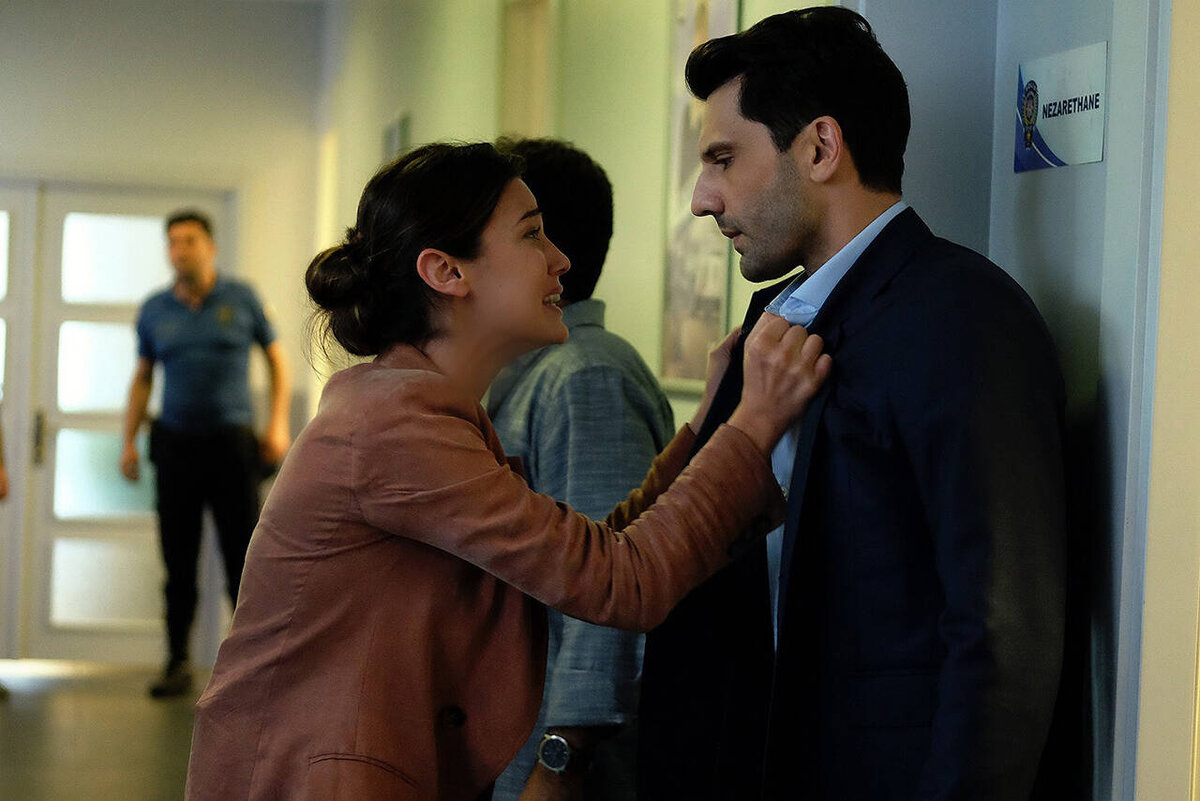 Йылгыз (Каан Урганджиоглу) и Джейлин (Пынар Дениз) в сериале «Правосудие».
