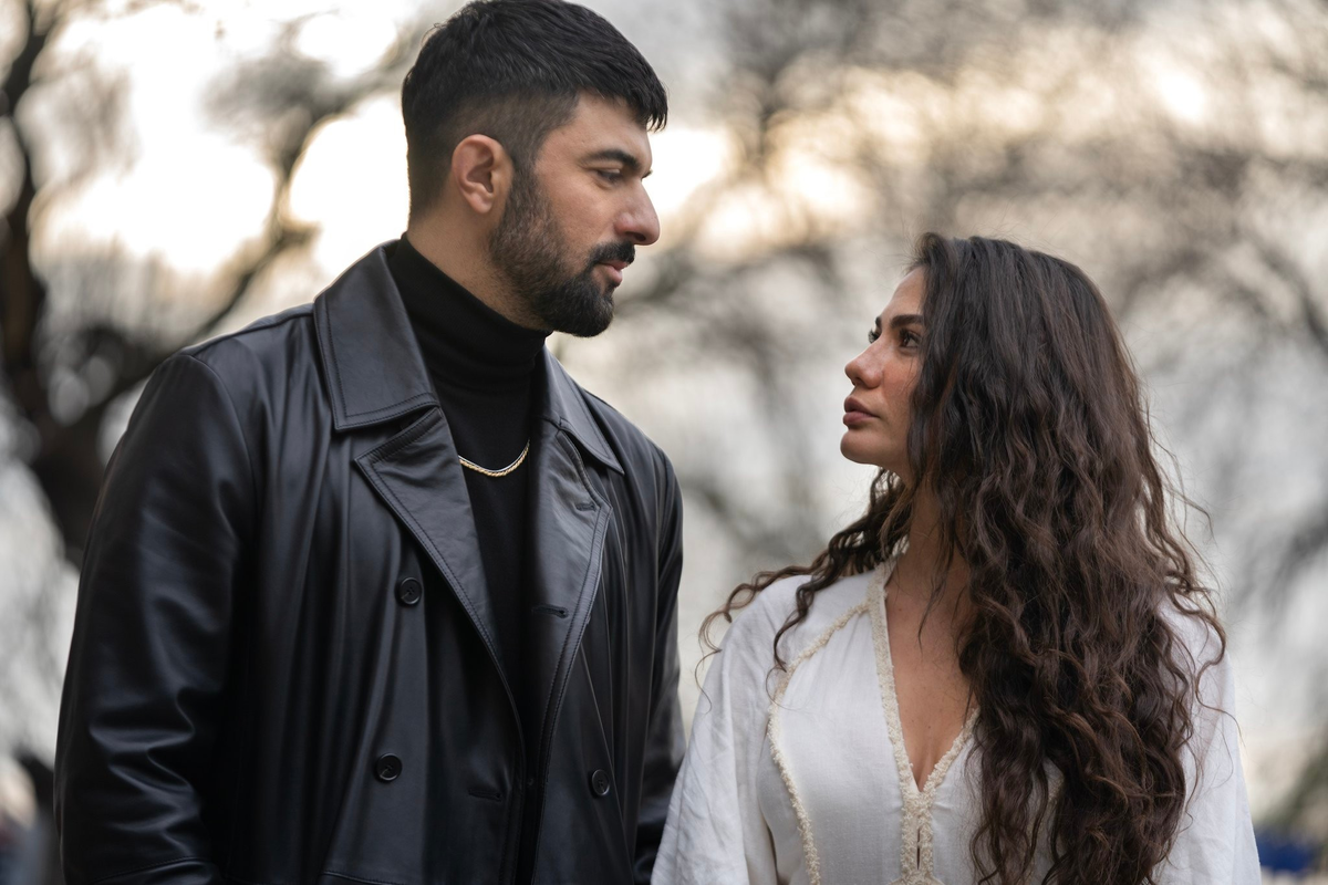 Фарах (Демет Оздемир) и Тахир (Энгин Акюрек) в сериале «Меня зовут Фарах».