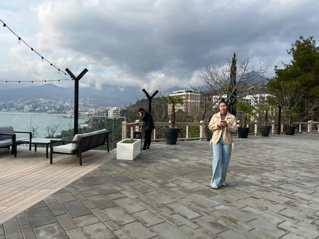 Как себя повела юная девушка на совместном отдыхе с двумя взрослыми ...