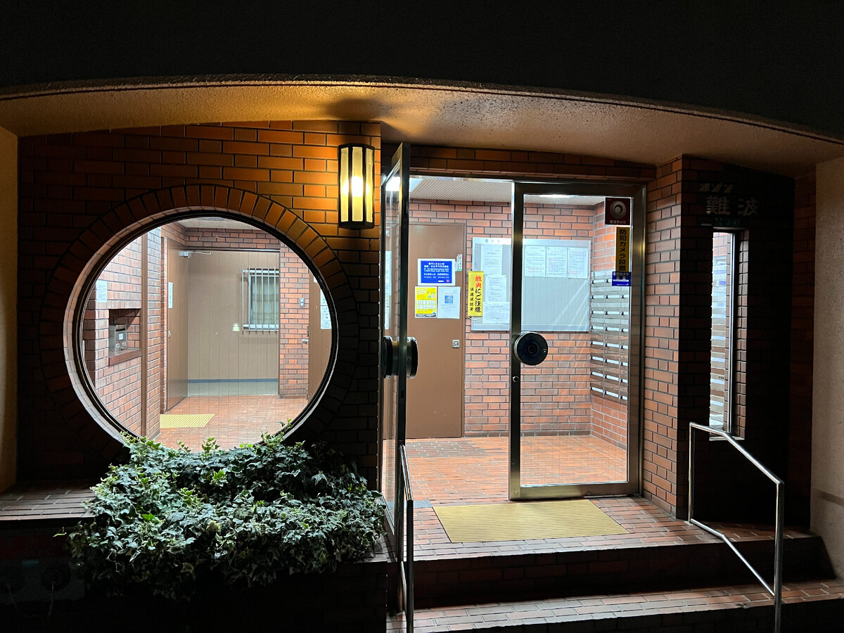 Вход в подъезд в Японии, фото автора блога Дно Мещанства