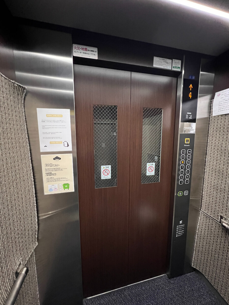 Лифт в апаратментах в Японии, фото автора блога Дно Мещанства