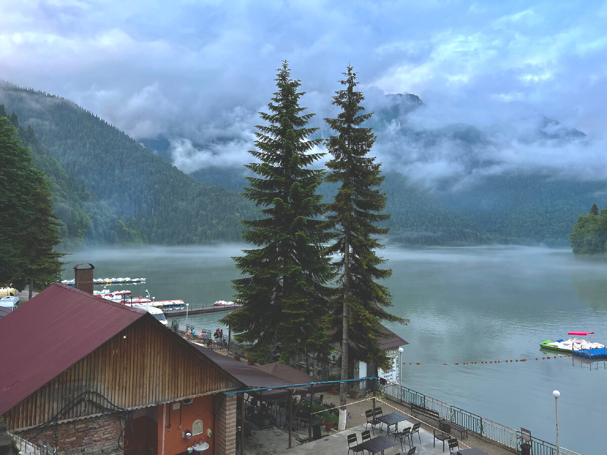 Вид на озеро .