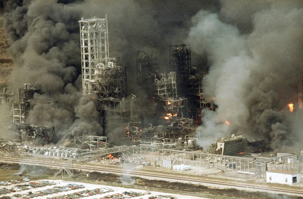 Крупные аварии в мире. Взрыв на химическом заводе Phillips Petroleum Company. Взрыв на химзаводе Phillips в 1989. "Взрыв на химзаводе Phillips в 1989 году (штат Техас. Взрыв на химическом заводе Филипс в 1989.