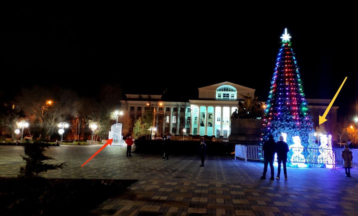 Красная стрелка указывает на участок, на котором десятки лампочек не горят. В итоге малая форма выглядит облезлой, когда смотришь на неё вживую. Желтая стрелка указывает на выключенного снеговика. Весь праздничный эффект сразу же пропадает. 