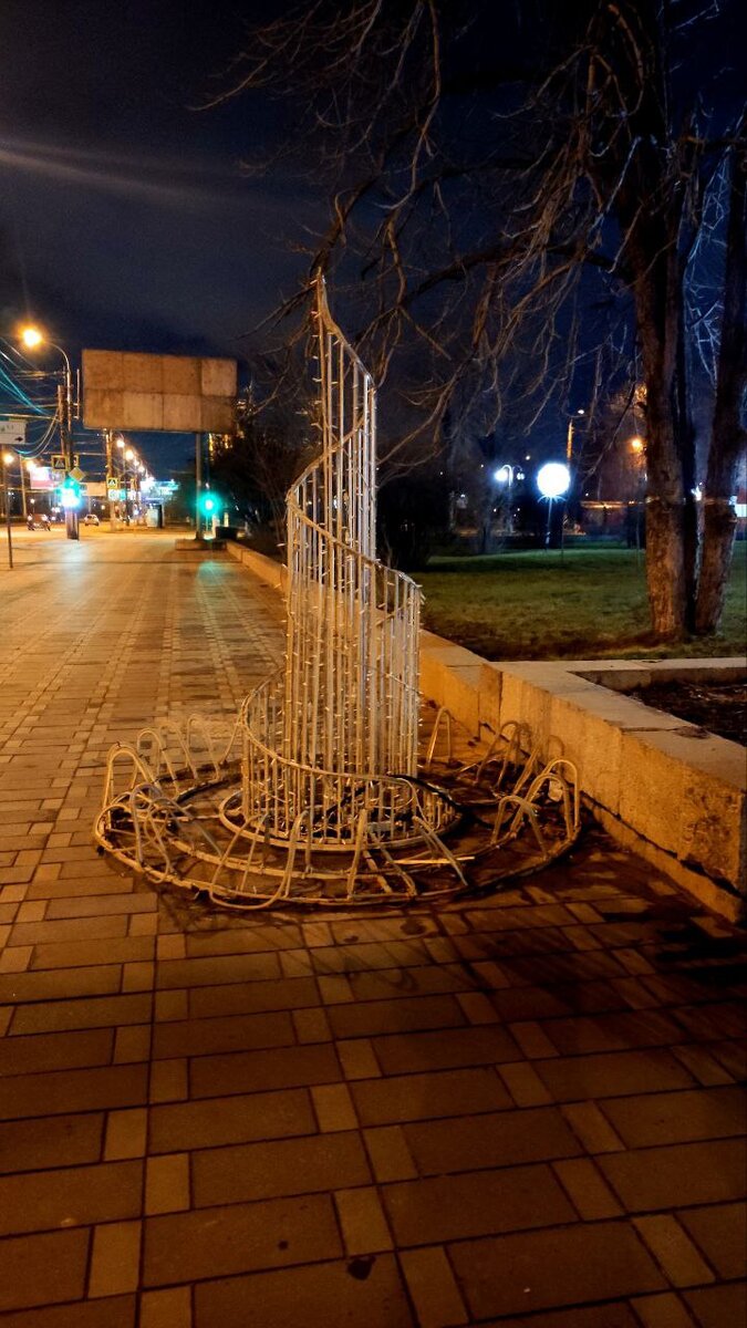 Эти "свечи" стоят симметрично перед площадью. Обе не работают. В итоге больше напоминают какой-то металлический хлам. Зато когда светятся сотней огоньков (как было в прошлые годы) создают сказочную атмосферу. Ещё обратите внимание на огромный пустой билборд у светофора. Глава района мог бы разместить на нем поздравление волгоградцам и гостям города. Всё-таки проспект Ленина - одна из главных транспортных артерий Волгограда.