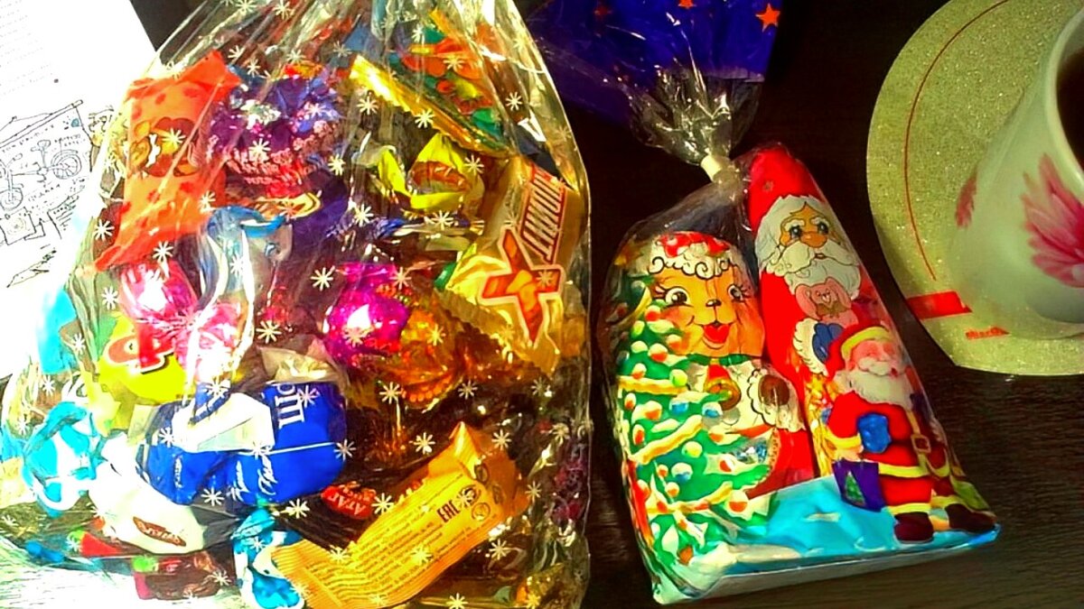 Можно ли собирать конфеты. Новогодние сладкие подарки. Новогодние подарки конфеты. Конфеты на новый год детям. Новогодний подарок для детей конфеты.