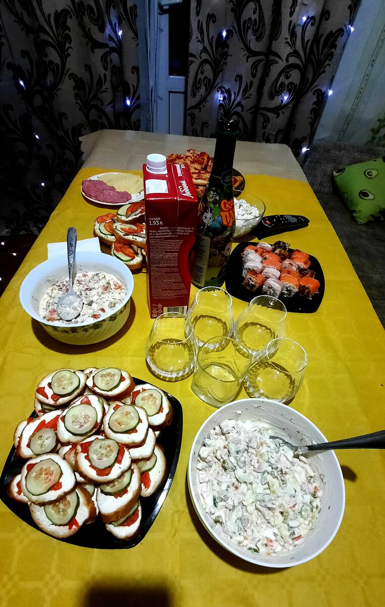 Прям перед праздником вспомнила про скатерть 🙈 купила две последние, а они оказались маленькие 😔 