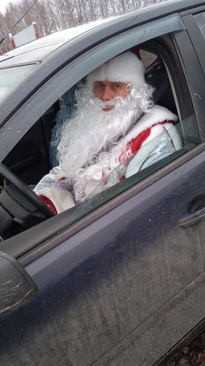 Муж с образе Деда Мороза