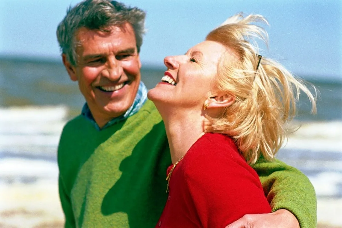 Любого возраста независимо от. Мужчина и женщина среднего возраста. Люди зрелого возраста. Счастливые отношения. Мужчина и женщина в возрасте.