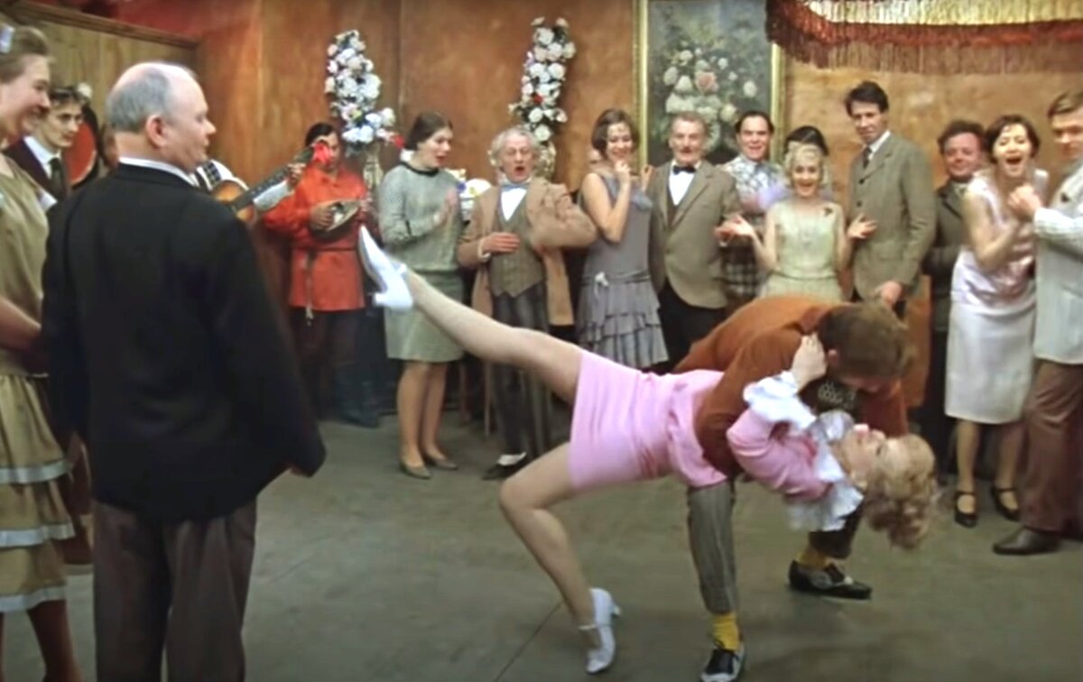 Скриншот автора. Шокирующий гостей танец. 