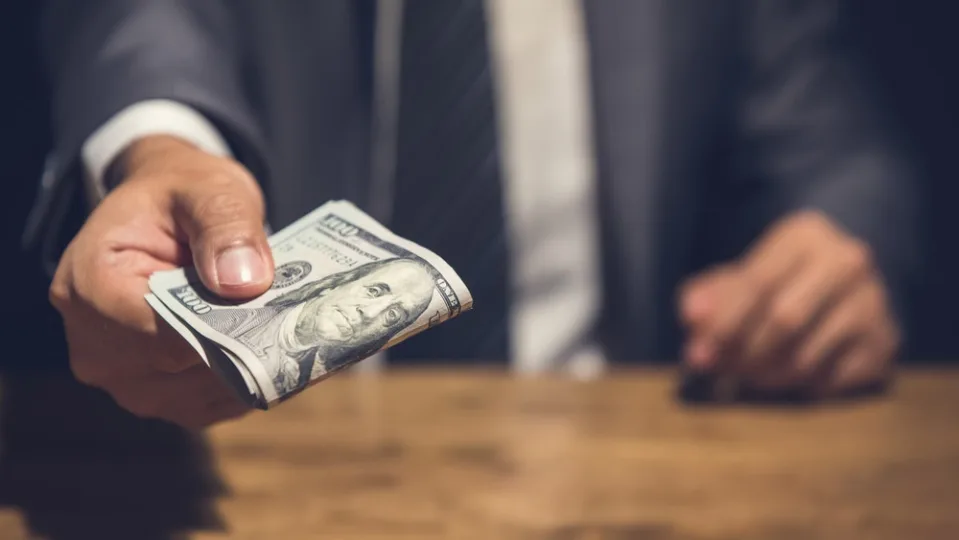 Чак Фини раздал свои деньги все свои деньги еще при жизни.