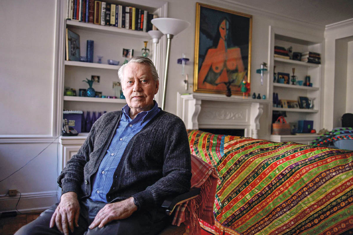 Чарльз Фини давно живет в небольшой двухкомнатной квартирке, уютной, но очень скромной.