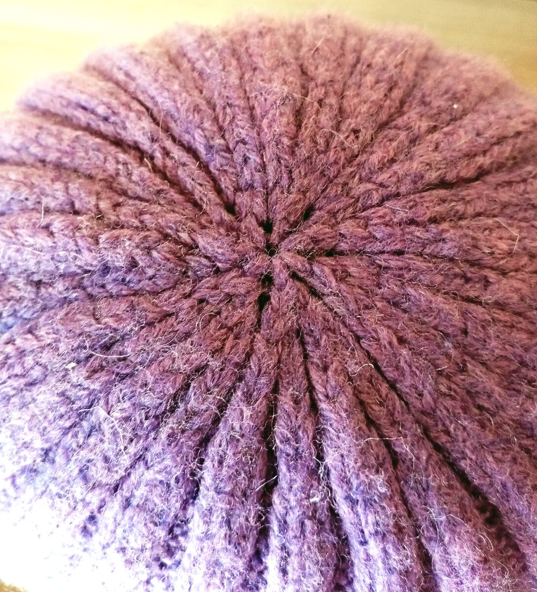 Классическое закрытие петель макушки шапки-бини. Фото автора.