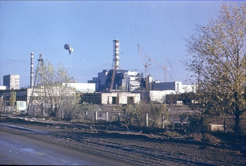 Редкий снимок октября 1986. установлены балка *кошкин дом* и первые секции контрфорсной стены. Слева на фото аэростат с люстрой освещения промплощадки.