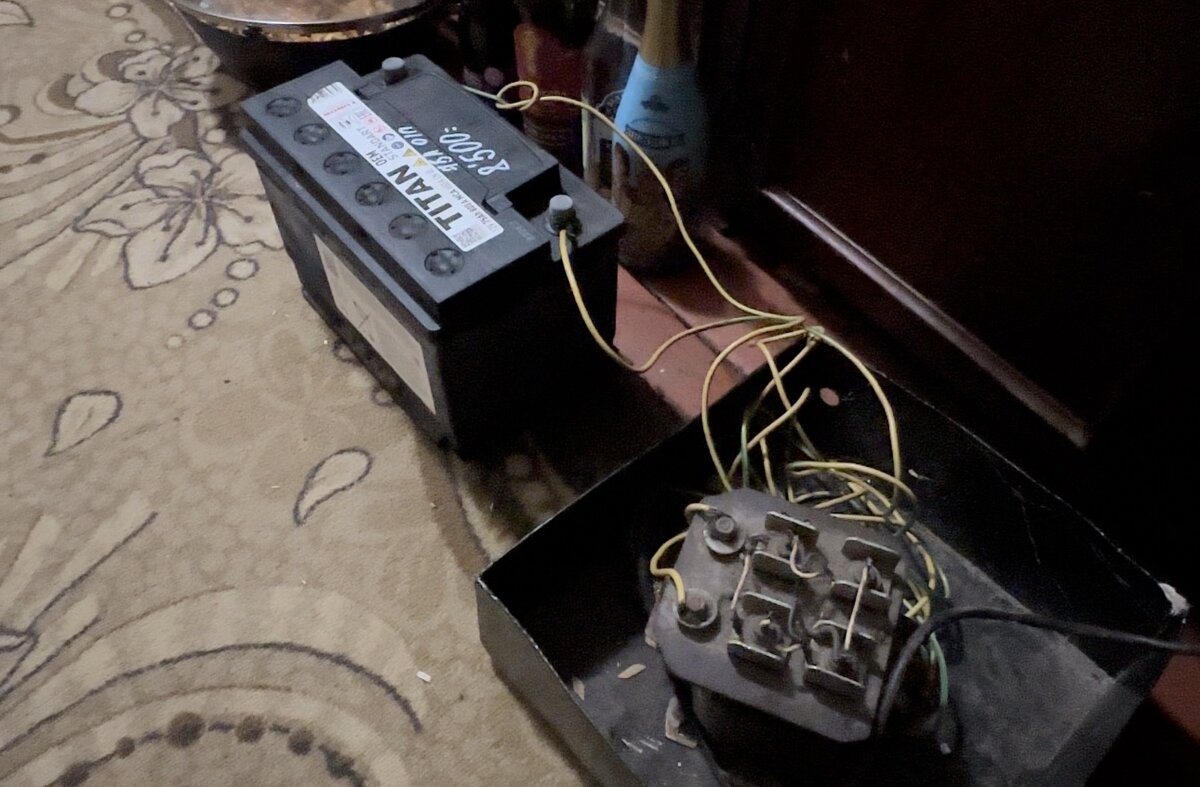 На фото он заряжается, но можно и просто занести в тепло)