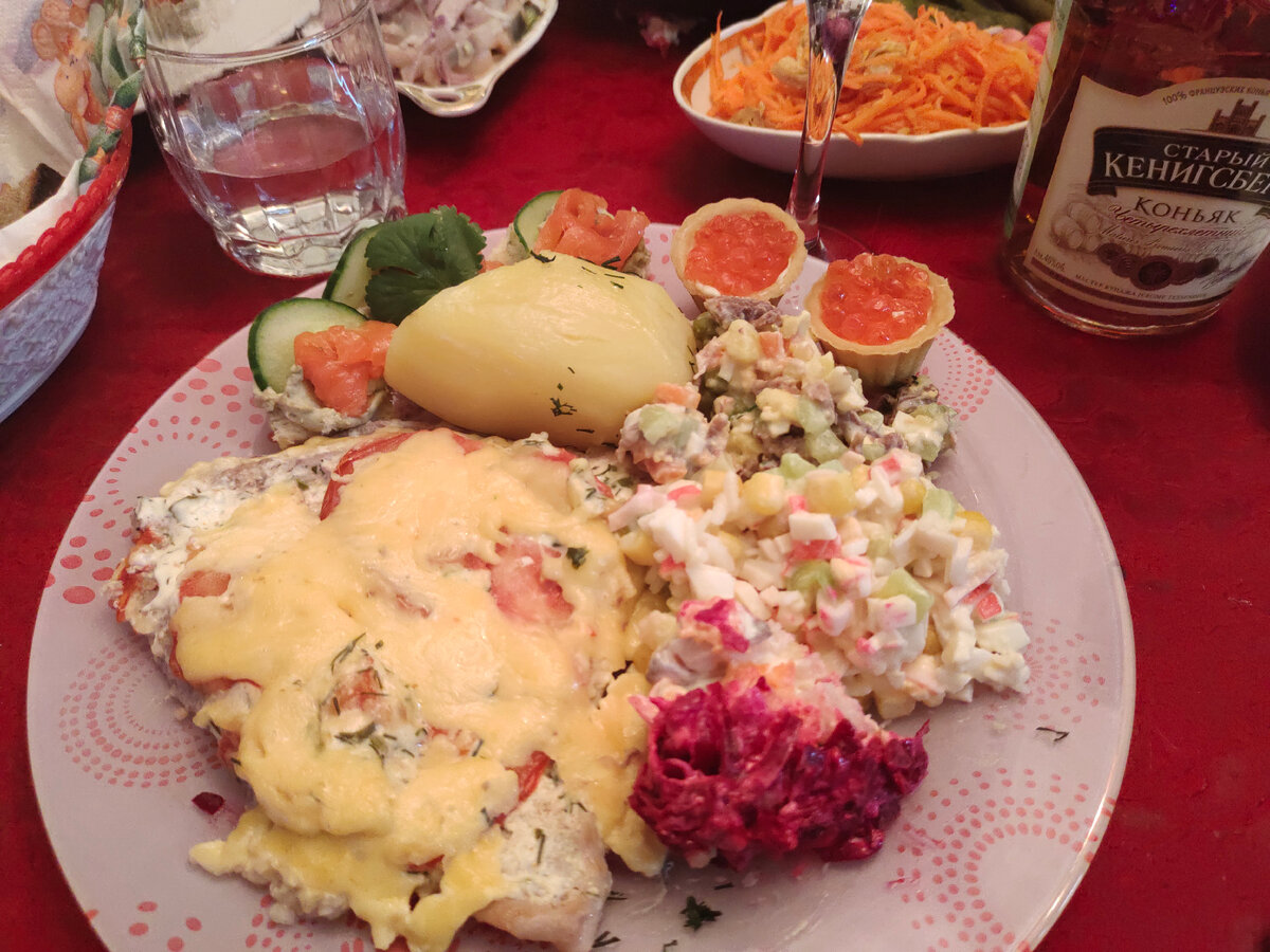 отбивная по-французски, картоха, сельдь под шубой, крабовый салат, оливье, тарталетки с икрой и канапе с авокадо и сёмгой (вторая тарелка)