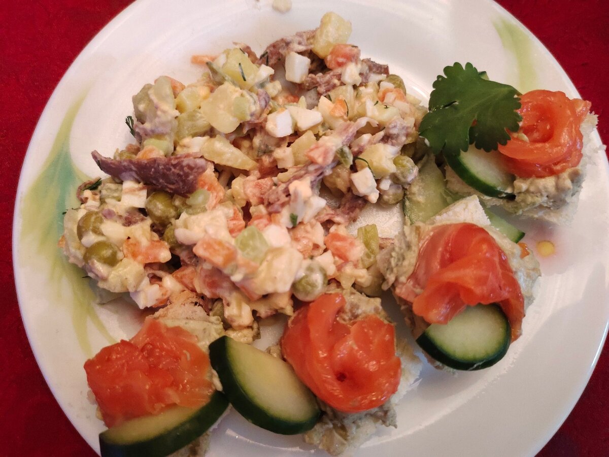 оливьеха и вкуснючие канапешки с авокадо и сёмгой (первая тарелка)