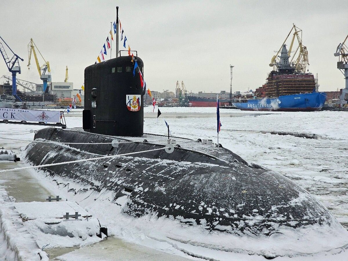 Судостроители Адмиралтейских верфей в ноябре 2023 года передали ВМФ РФ дизель-электрическую подводную лодку "Можайск" проекта 636.