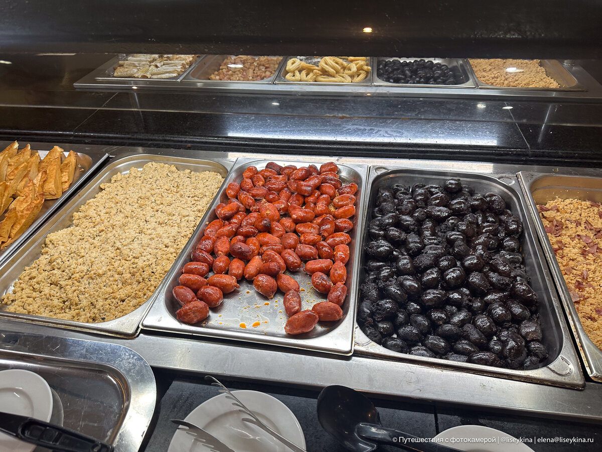 Еда в отеле на Кубе. Кстати, чёрные колбаски — не самый плохой вариант. Жаль, только что они были только 2 дня из 16.