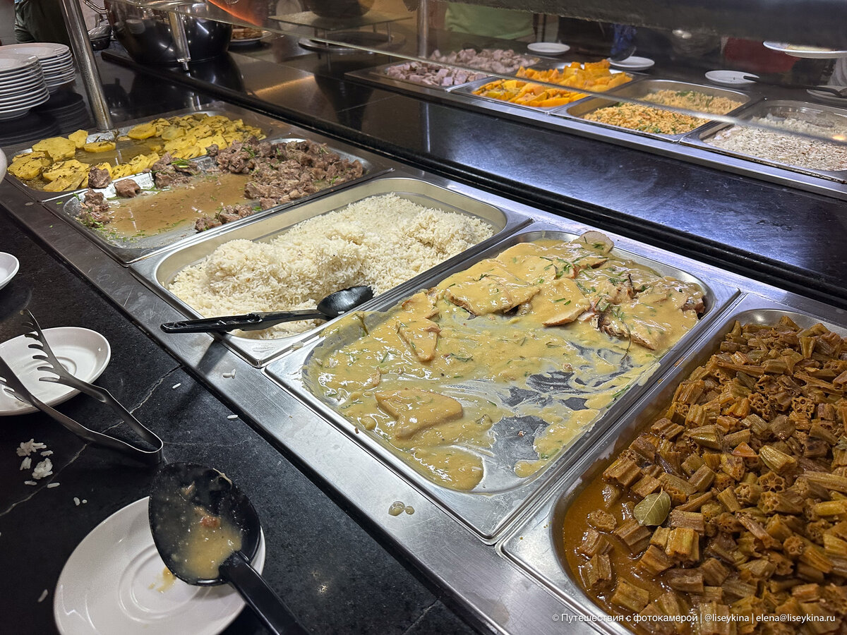 Рис и запечённая баранина — единственное, что можно было есть. 