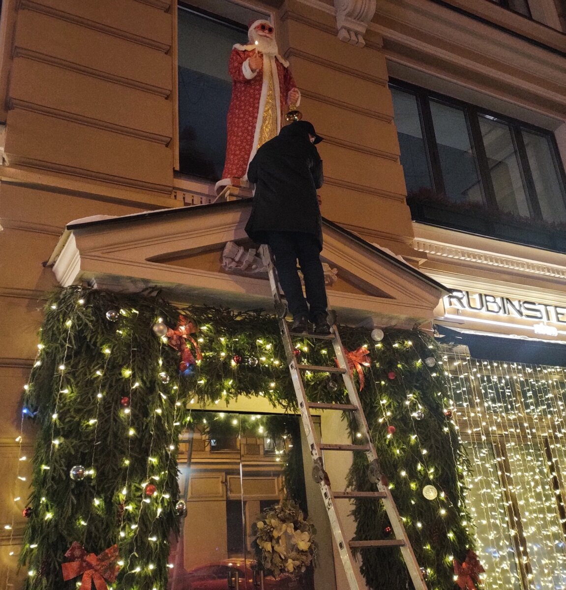 Елочное оформление современного бара